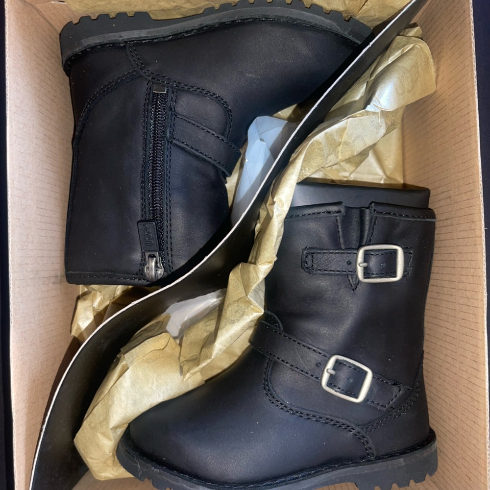UGG Hartwell NIB kids Leather boots